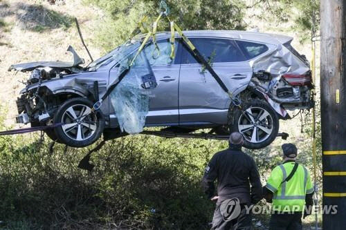 월 23일(현지시간) 미 로스앤젤레스의 교외 랜초 팰로스버디스에서 타이거 우즈가 몰다 전복사고가 난 제네시스 GV80 차량을 크레인이 들어올리고 있다. [AP=연합뉴스]